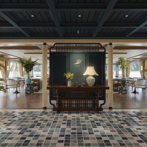 restaurant-entrance-logo-lobby-lyra-grandeur-lan-ha-bay-viettrendtour