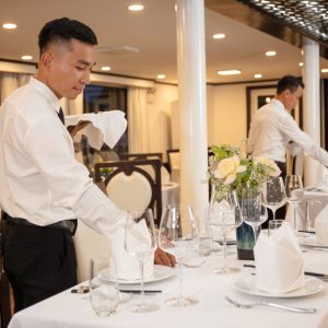 restaurant-fine-dining-service-staff-amanda-halong-cruise-halong-bay-viettrendtour