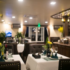 restaurant-intimate-dining-evening-mon-cheri-cruise-lan-ha-bay-viettrendtour