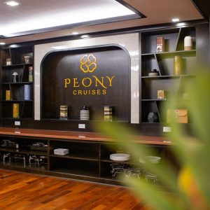 restaurant-logo-backdrop-detail-peony-cruises-lan-ha-bay-viettrendtour