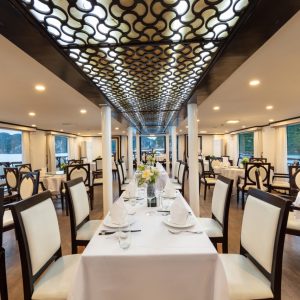 restaurant-long-table-evening-setup-amanda-halong-cruise-halong-bay-viettrendtour