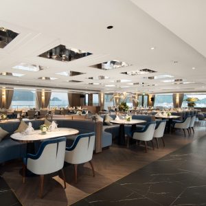 restaurant-main-dining-room-luxury-grand-pioneers-cruise-halong-bay-viettrendtour