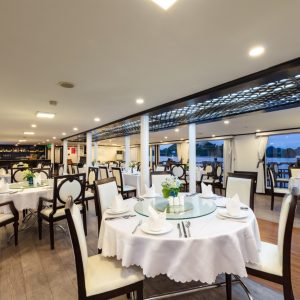 restaurant-main-dining-room-overview-amanda-halong-cruise-halong-bay-viettrendtour