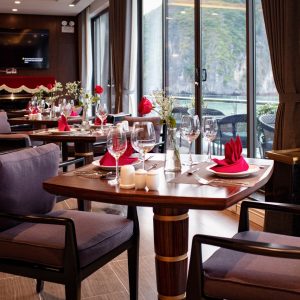 restaurant-romantic-table-setup-bay-view-stellar-of-the-seas-lan-ha-bay-viettrendtour