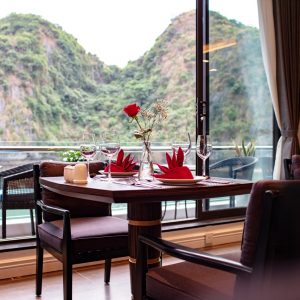 romantic-dining-table-window-view-stellar-of-the-seas-lan-ha-bay-viettrendtour
