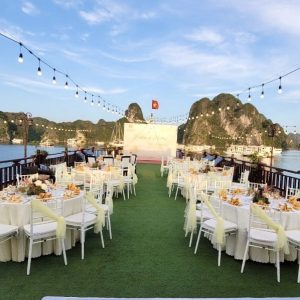 sundeck-gala-dinner-event-amanda-halong-cruise-halong-bay-viettrendtour