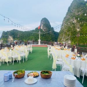 sundeck-gala-dinner-setup-amanda-halong-cruise-halong-bay-viettrendtour