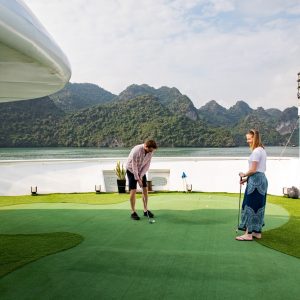 sundeck-golf-couple-putting-stellar-of-the-seas-lan-ha-bay-viettrendtour