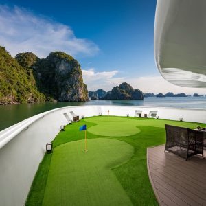 sundeck-golf-putting-green-panorama-stellar-of-the-seas-lan-ha-bay-viettrendtour