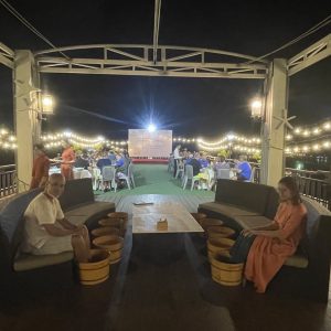 sundeck-herbal-foot-bath-guests-amanda-halong-cruise-halong-bay-viettrendtour