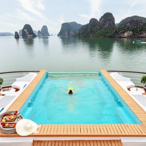 sundeck-infinity-pool-swimming-mon-cheri-cruise-lan-ha-bay-viettrendtour