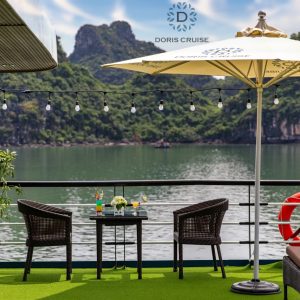 sundeck-intimate-cocktail-table-doris-cruise-lan-ha-bay-viettrendtour