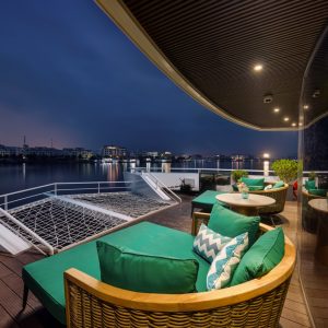 sundeck-jacuzzi-relax-catamaran-premium-halong-bay-viettrendtour