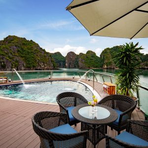 sundeck-pool-umbrella-seating-stellar-of-the-seas-lan-ha-bay-viettrendtour
