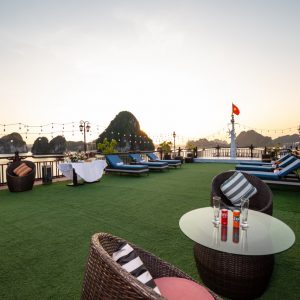 sundeck-sunset-sunbeds-bay-view-amanda-halong-cruise-halong-bay-viettrendtour