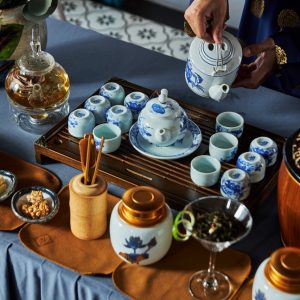 tea-ceremony-vietnamese-host-capella-cruise-lan-ha-bay-viettrendtour