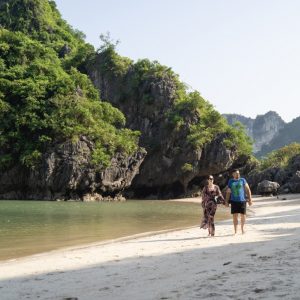 trinh-nu-beach-walk-amanda-halong-cruise-halong-bay-viettrendtour