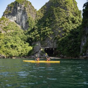 trinh-nu-cave-kayak-amanda-halong-cruise-halong-bay-viettrendtour