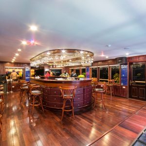 bar-cruise-nightlife-scene-la-regina-royal-halong-bay-viettrendtour
