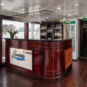 bar-lounge-wooden-counter-renea-cruise-bai-tu-long-bay-viettrendtour