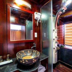 bathroom-shower-la-regina-bai-tu-long-viettrendtour