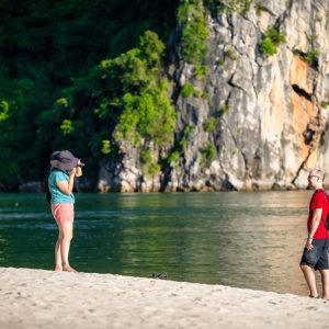 beach-stop-photo-stop-secluded-island-bai-tu-long-cruise-bai-tu-long-bay-viettrendtour