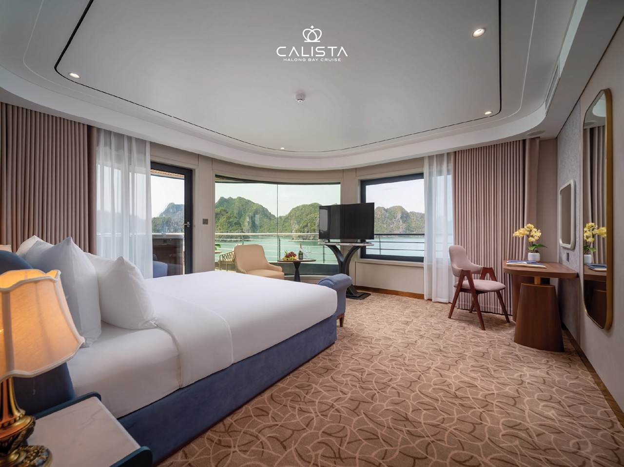 Spacious cruise room with panoramic views of Halong Bay, perfect for a relaxing and luxurious getawa.