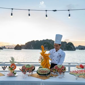 chef-fruit-carving-experience-treasure-junk-bai-tu-long-bay-viettrendtour