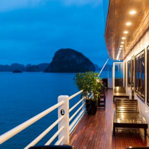 corridor-view-guest-cabin-doors-la-regina-royal-halong-bay-viettrendtour