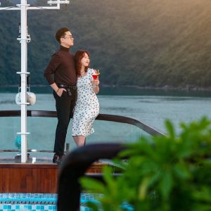 couple-jacuzzi-nostalgia-cruise-lan-ha-bay-viettrendtour