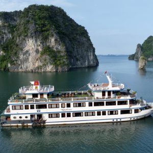 cruise-bay-side-view-swan-cruise-bai-tu-long-bay-viettrendtour