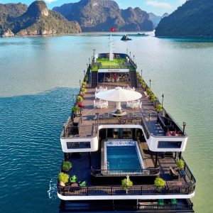 cruise-sundeck-pool-overview-rita-cruise-lan-ha-bay-viettrendtour
