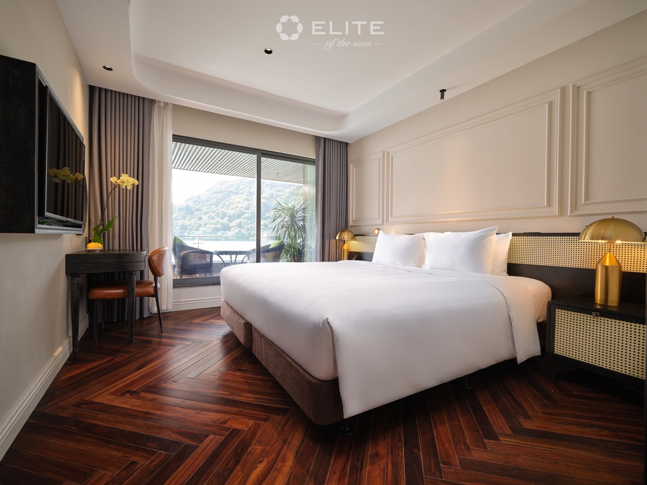 Luxurious cruise balcony view of Halong Bay with stunning natural scenery and tranquil waters.