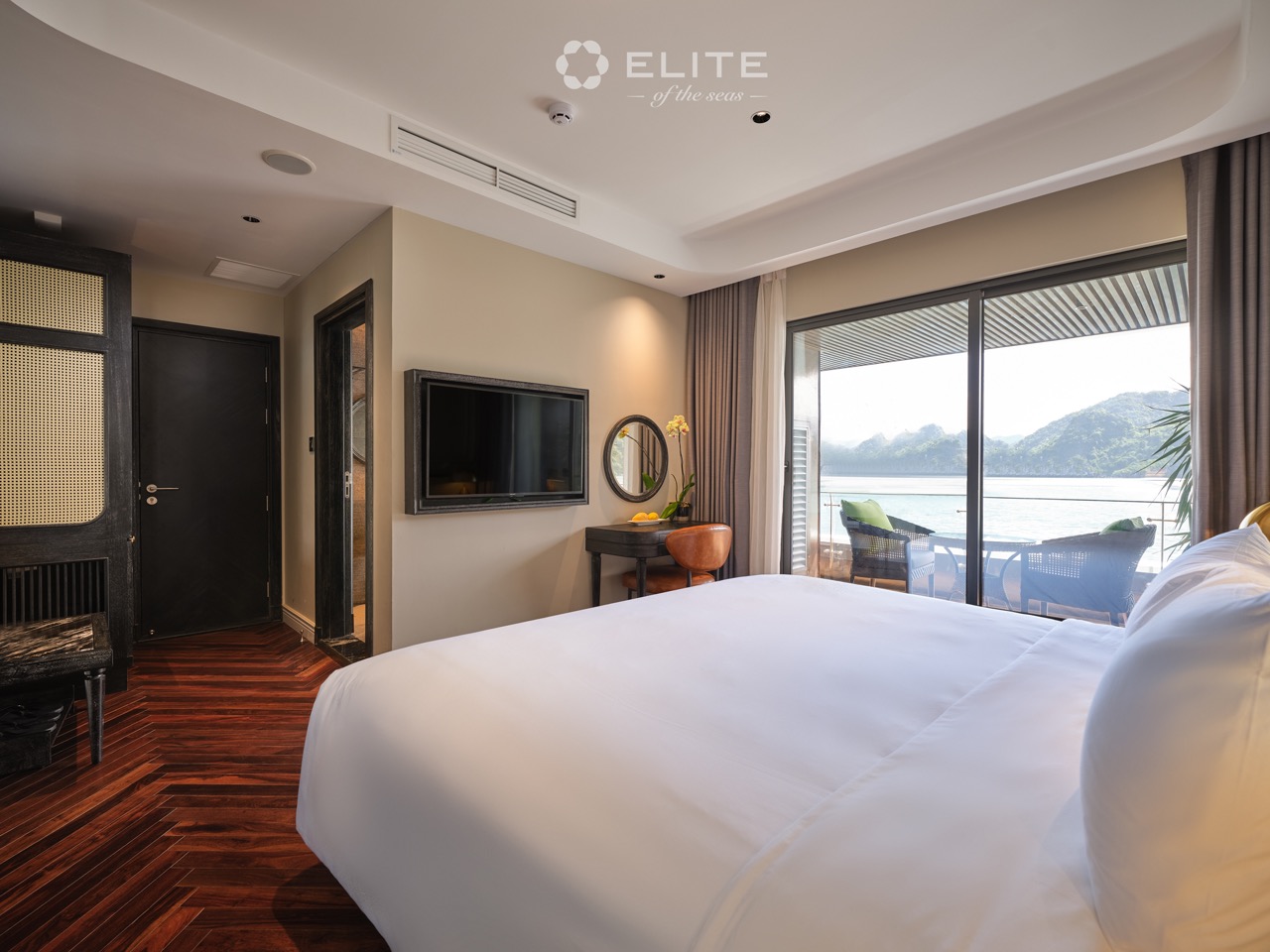 Luxurious cruise balcony overlooking Halong Bay, perfect for relaxing and enjoying stunning seascape.