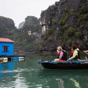 floating-village-rowing-boat-renea-cruise-bai-tu-long-bay-viettrendtour
