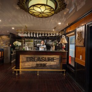 indoor-bar-treasure-junk-bai-tu-long-bay-viettrendtour