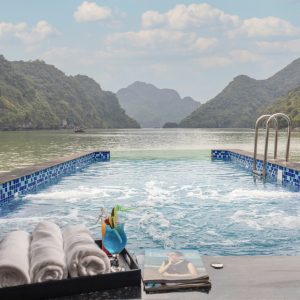 jacuzzi-bay-view-velar-of-the-sea-lan-ha-bay-viettrendtour