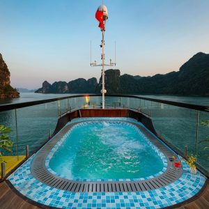 jacuzzi-view-nostalgia-cruise-lan-ha-bay-viettrendtour