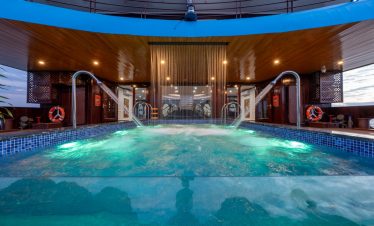 Luxurious cruise pool with modern design on Bai Tu Long Bay, perfect for relaxing after exploring sc.