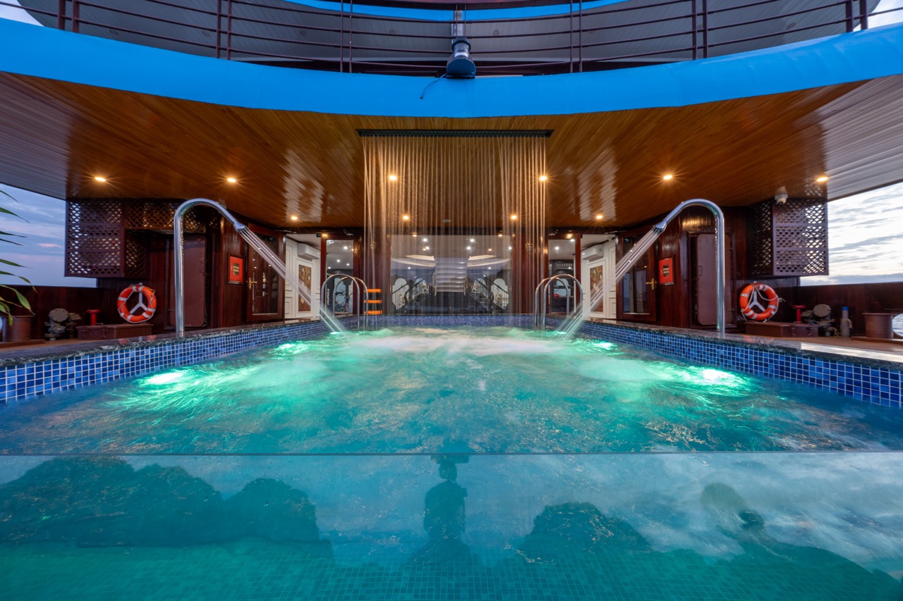 Luxurious cruise pool with modern design on Bai Tu Long Bay, perfect for relaxing after exploring sc.