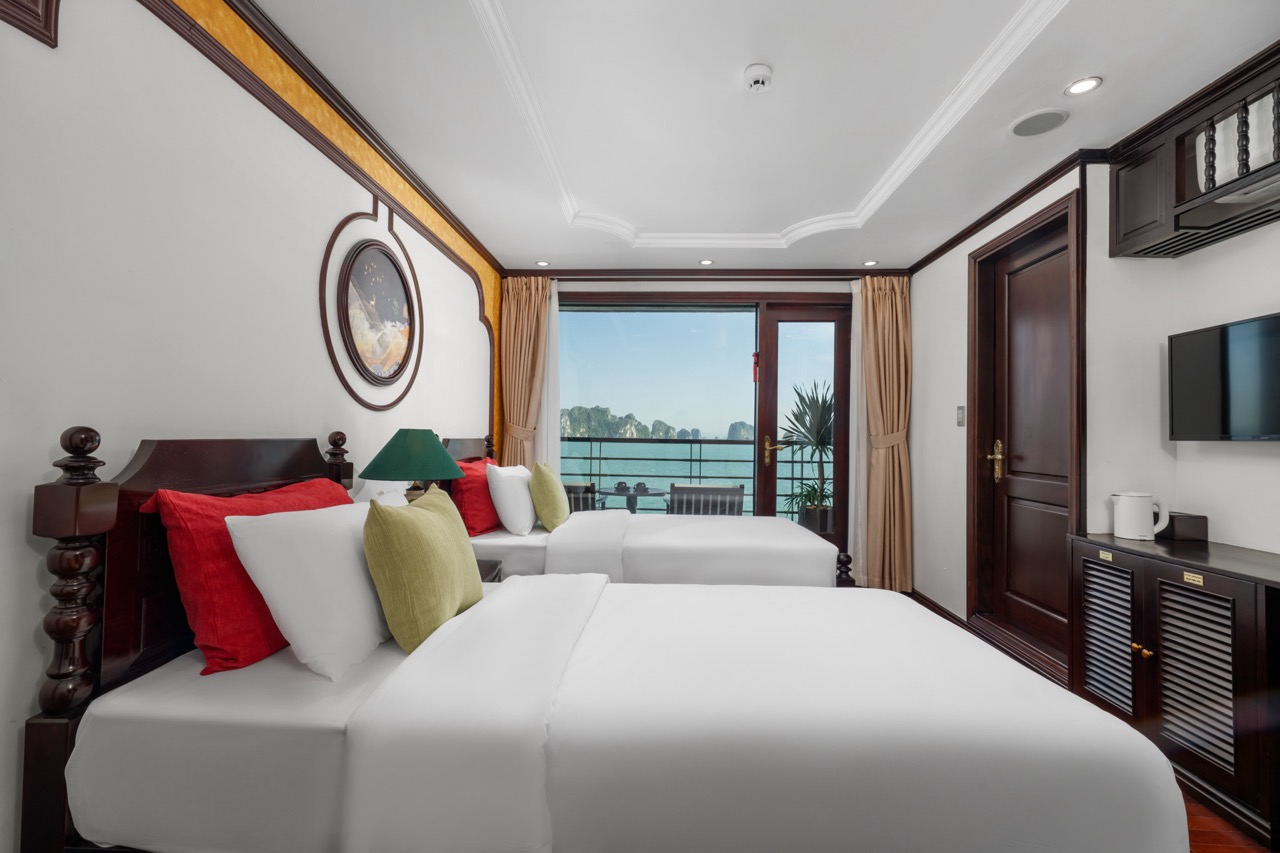 Luxurious cruise balcony with stunning bay views in Bai Tu Long.