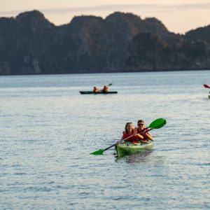kayak-couple-adventure-bai-tu-long-bay-viettrendtour