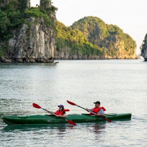 kayak-couple-scenic-view-bai-tu-long-bay-viettrendtour