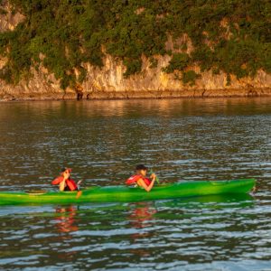 kayak-golden-hour-light-bai-tu-long-bay-viettrendtour