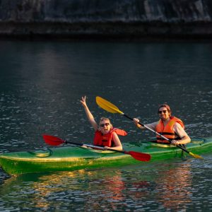 kayak-happy-couple-smile-bai-tu-long-bay-viettrendtour