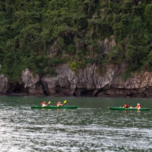 kayak-small-group-explore-bai-tu-long-bay-viettrendtour