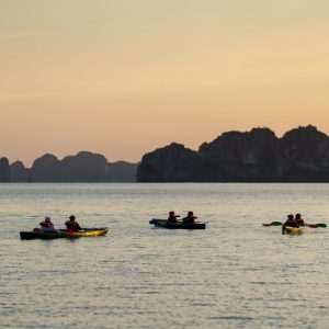 kayak-sunset-group-paddle-bai-tu-long-bay-viettrendtour