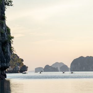 kayak-sunset-panorama-bai-tu-long-bay-viettrendtour