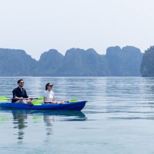 kayaking-couple-calista-cruise-halong-bay-viettrendtour
