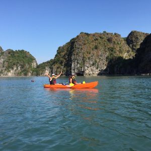 kayaking-friends-kayaking-fun-bai-tu-long-bai-tu-long-cruise-bai-tu-long-bay-viettrendtour